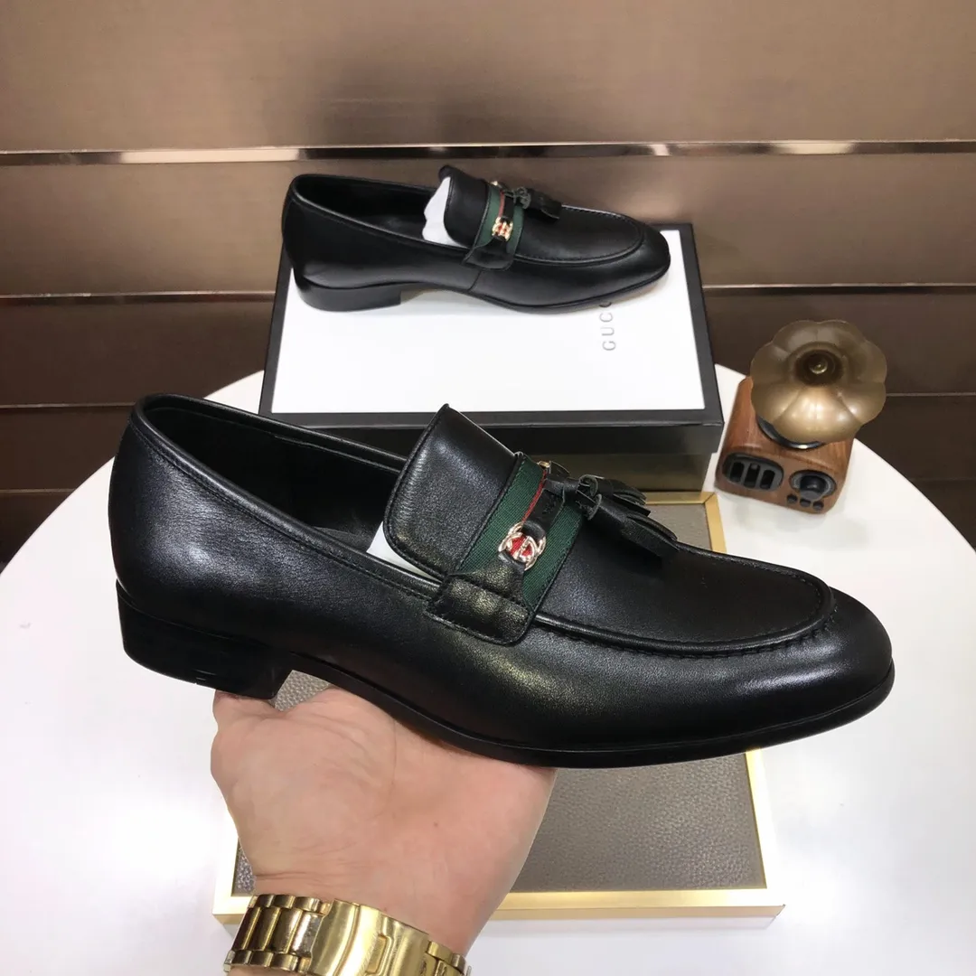 Factory batch 500💰Italy’s top luxury men’s shoe giant (GUCCI) (Gucci) (full cowhide lining) new arrival🍃Original European style🔰 Pleasant to the eye😍In order to make the shoes more durable and non-deformable🌀The production continues to follow traditional methods but there is still no lack of innovation💪The original sheepskin is selected for the leather♻️Smooth, natural and extra bright⭐Made of imported cowhide The rich man’s first choice 38-45 (45 customized)